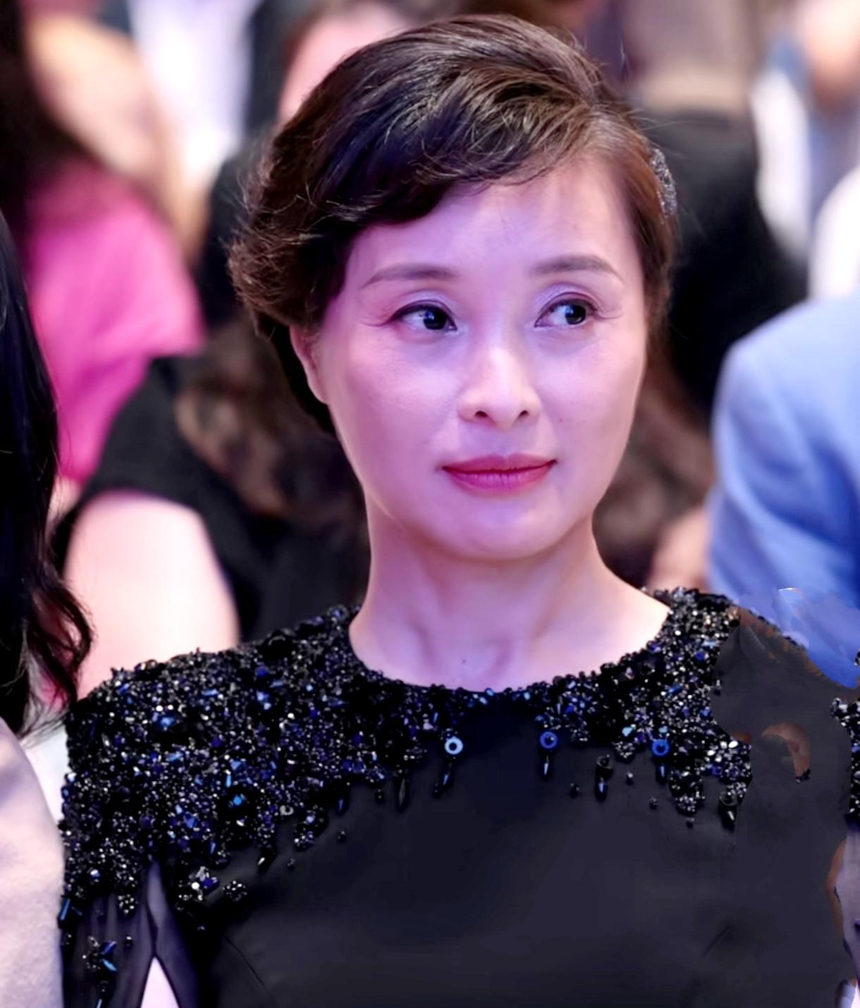你不得不承认，吴越真的是越来越优雅迷人！
她年轻时只觉得她是个气质内敛，长相平平