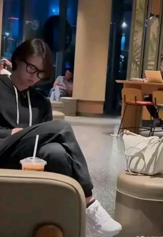 是队友，是姐妹，坐姿完全不一样啊！