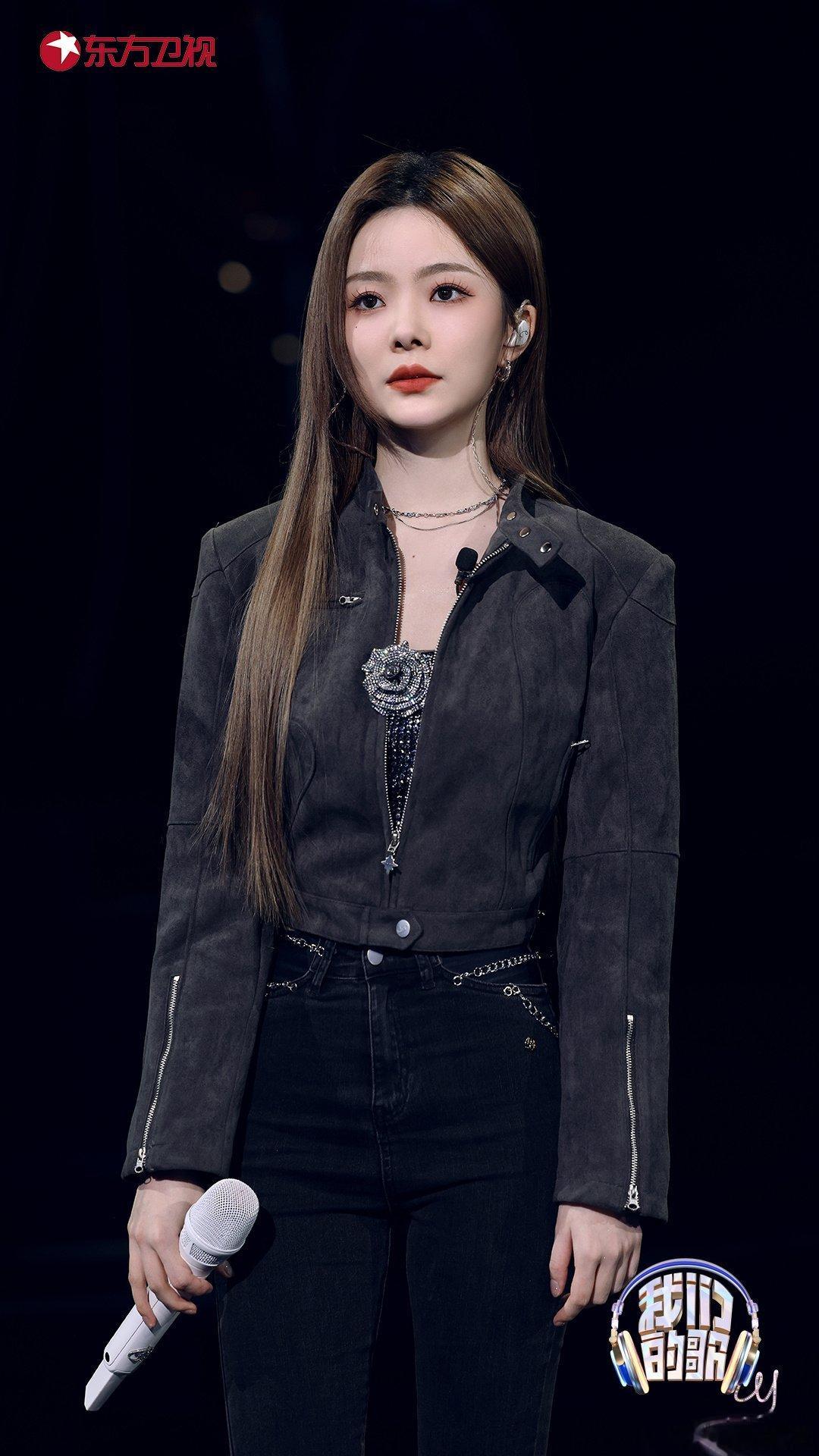 #硬糖少女303##陈卓璇# 今日份糖妹新鲜物料陈卓璇我们的歌最新节目彩排照从曝