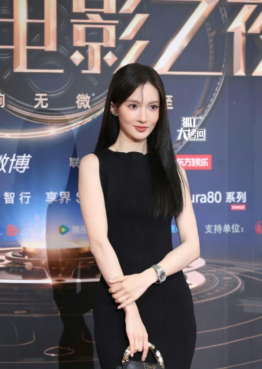 一想到金晨要顶着这样的脸去拍《那个不为人知的故事》我就睡不着，这部小说可是看的我
