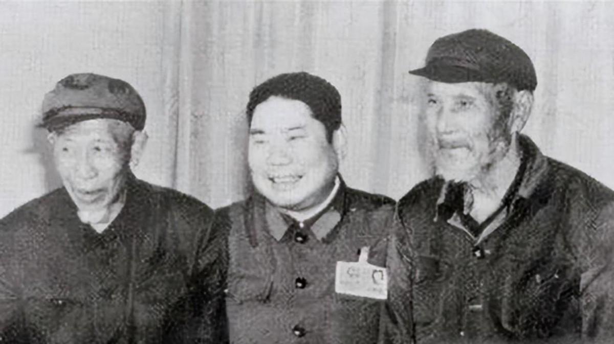 1973年，杨得志下乡看望曾一起并肩作战的战友，却得知战友病入膏肓没钱治病。更让