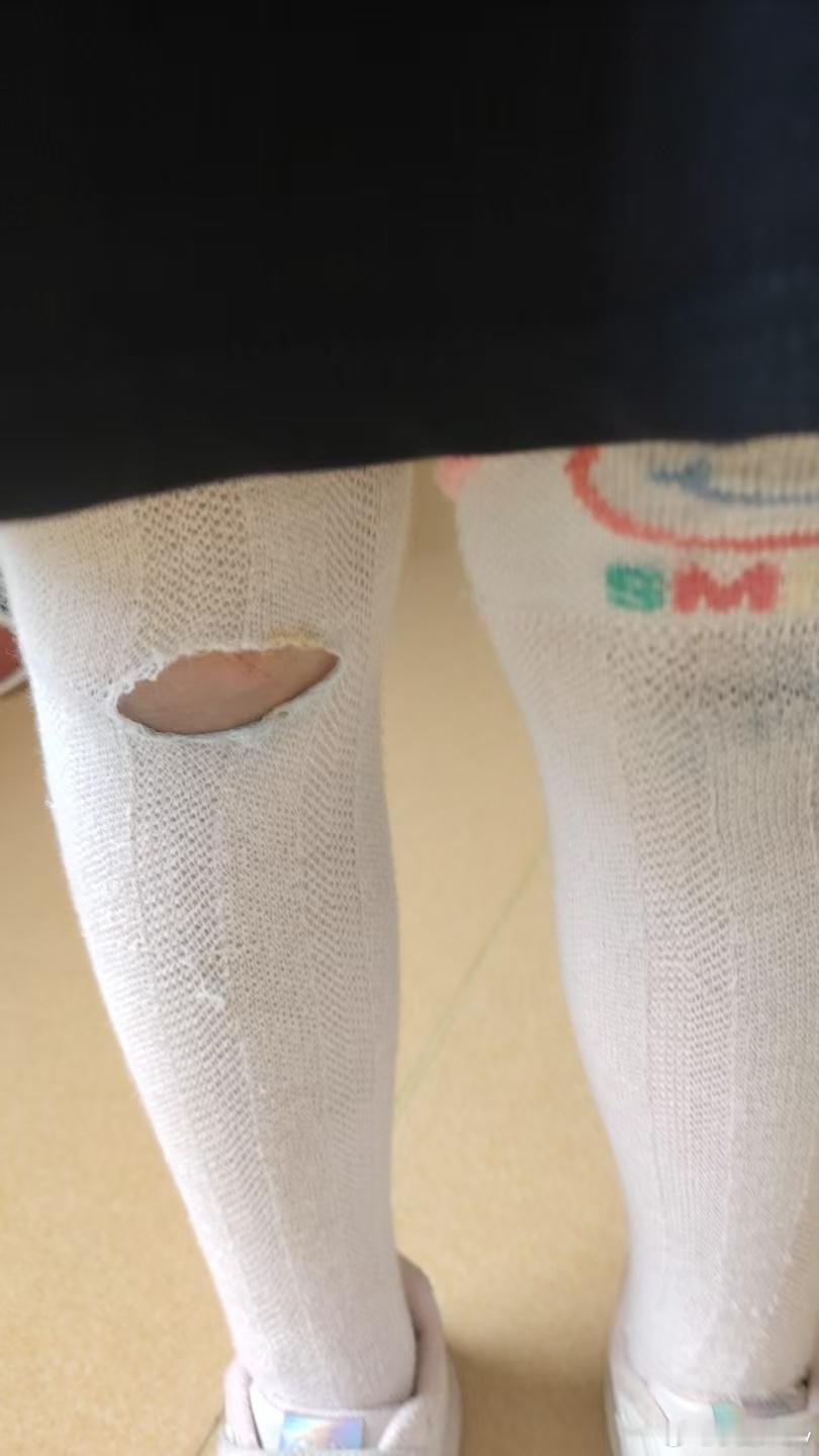 女儿马上幼儿园毕业🎓，今天全年级拍大合照，早上早早起床就让姥姥给她扎漂漂小辫子