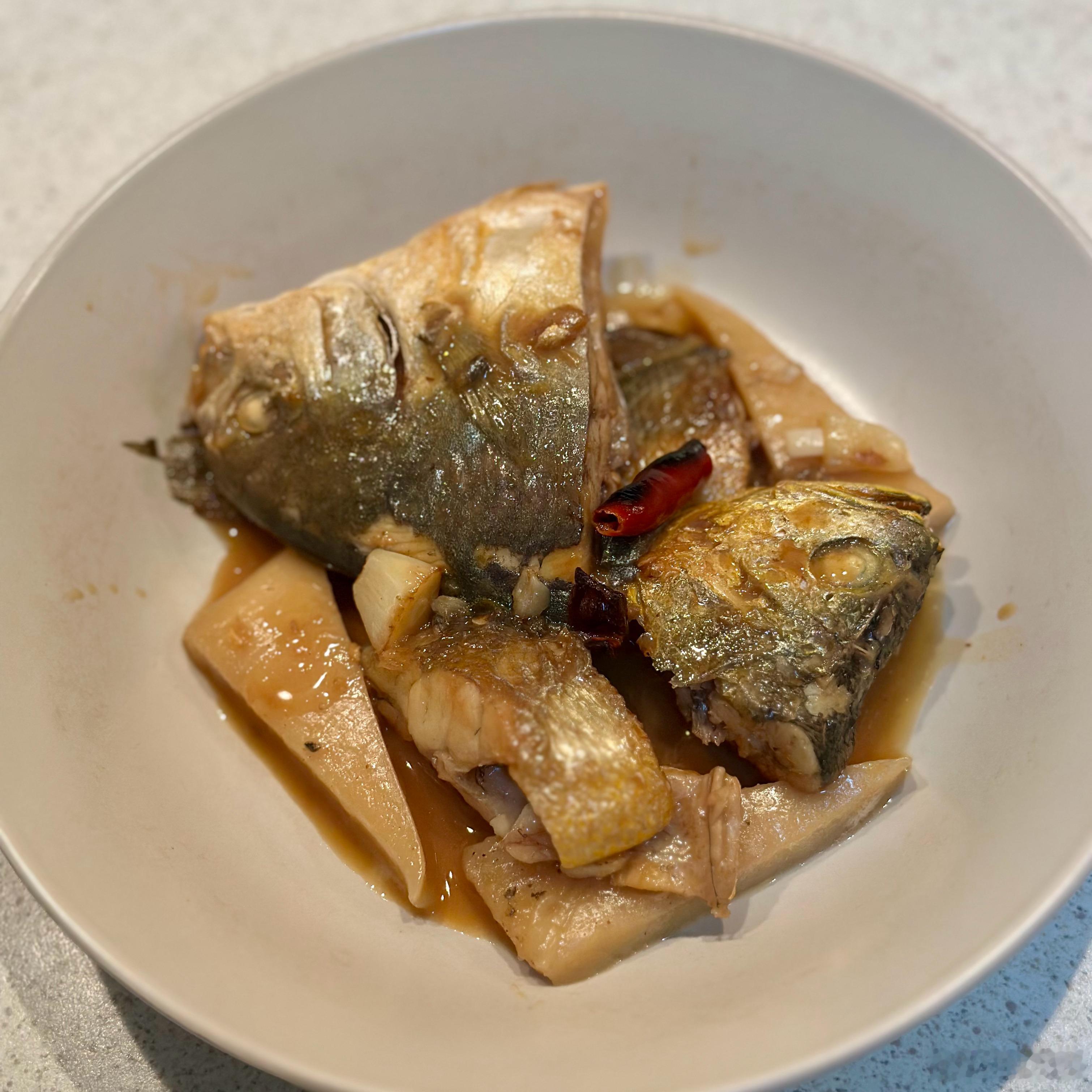 中午吃闽南家常菜不够尽兴，晚上自己做家烧杂鱼和白灼墨鱼虾仁。还是自己做的香啊。 