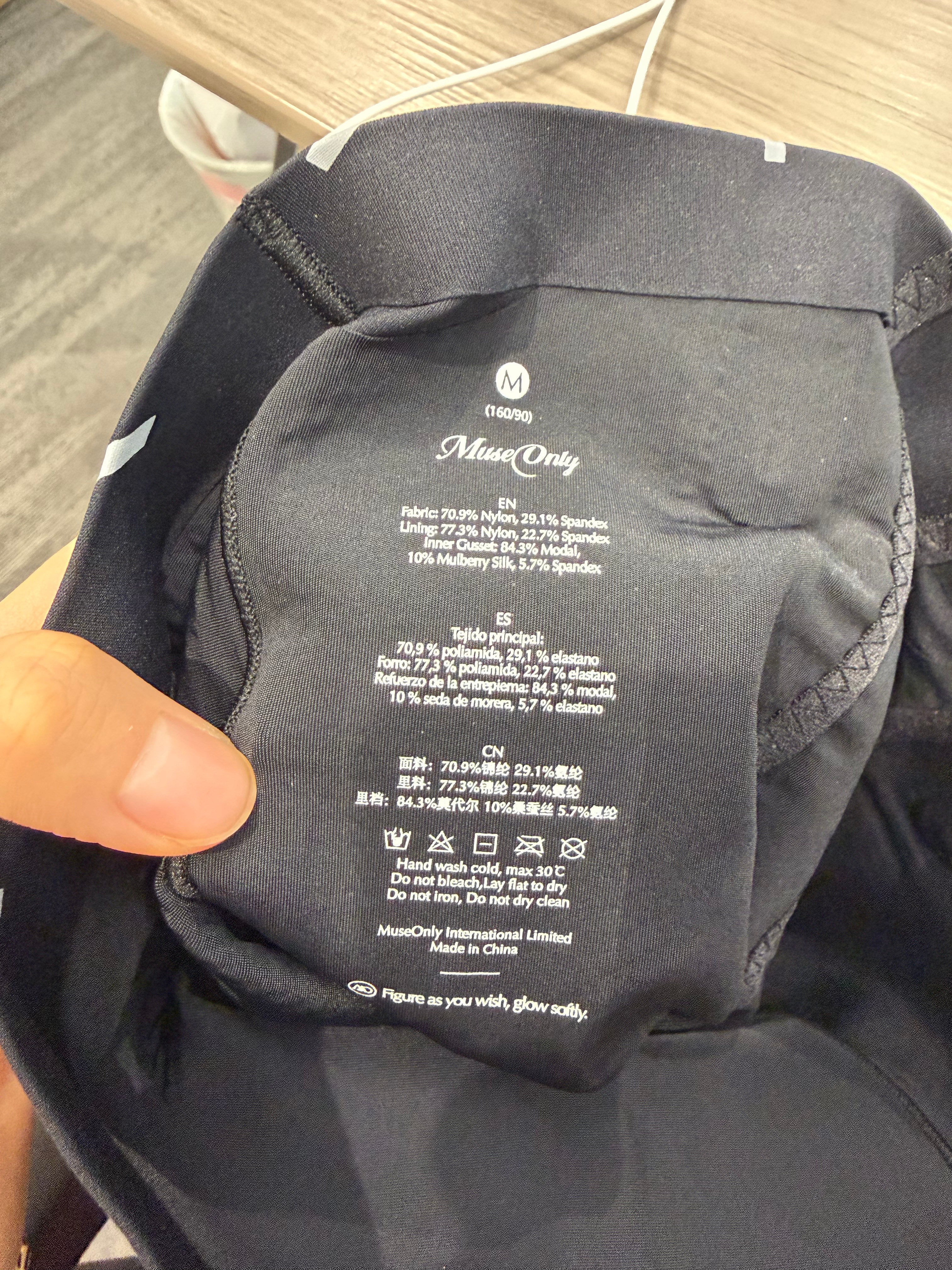 我的【走花路鱼骨胸衣】也到了每一个小细节都是精心打磨过的我们的新款提臀裤的吊牌大