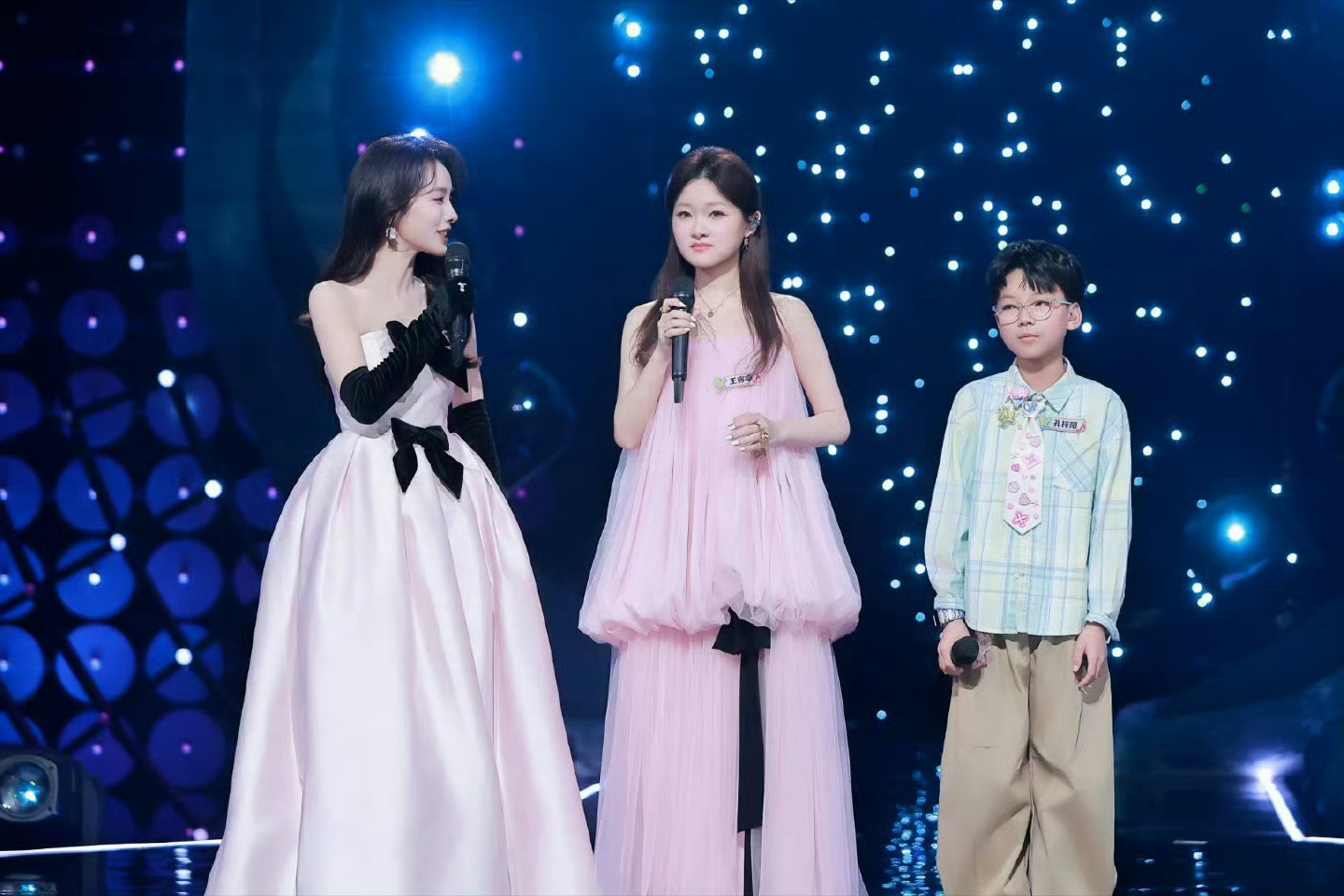 王睿卓是新声代亲女儿没错了2013年，11岁王睿卓凭《带我到山顶》惊艳新声代舞台