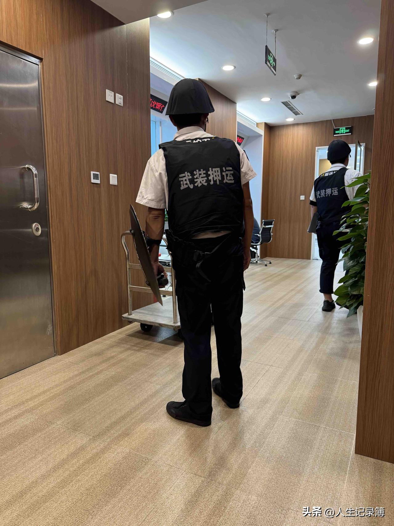 上午去银行兑换外币，有日元，港元。兑换成人民币。
有纸币、硬币。
工作人员说：纸