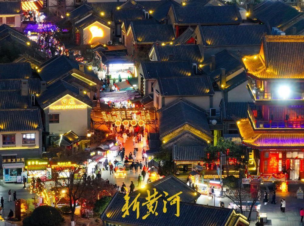 2月19日傍晚，日照东夷小镇大红灯笼亮起，年味十足。人们穿梭其中，或品尝美食，或