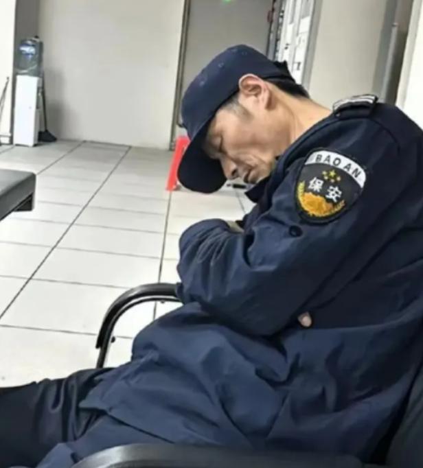 “毫无人性！连正常生理需求都不放过！”60岁保安成大爷24小时连轴转18小时，凌
