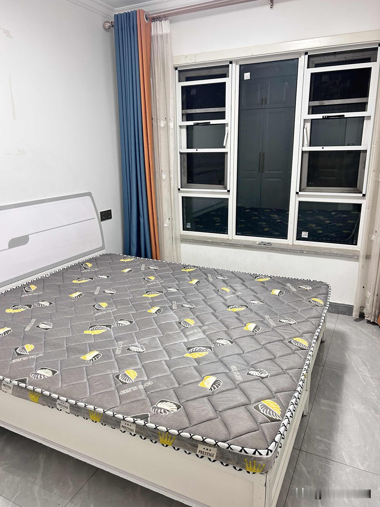 房价降了，房租也跟着降很多，曾经花8100买的房子，如今只能卖4000一平，即便