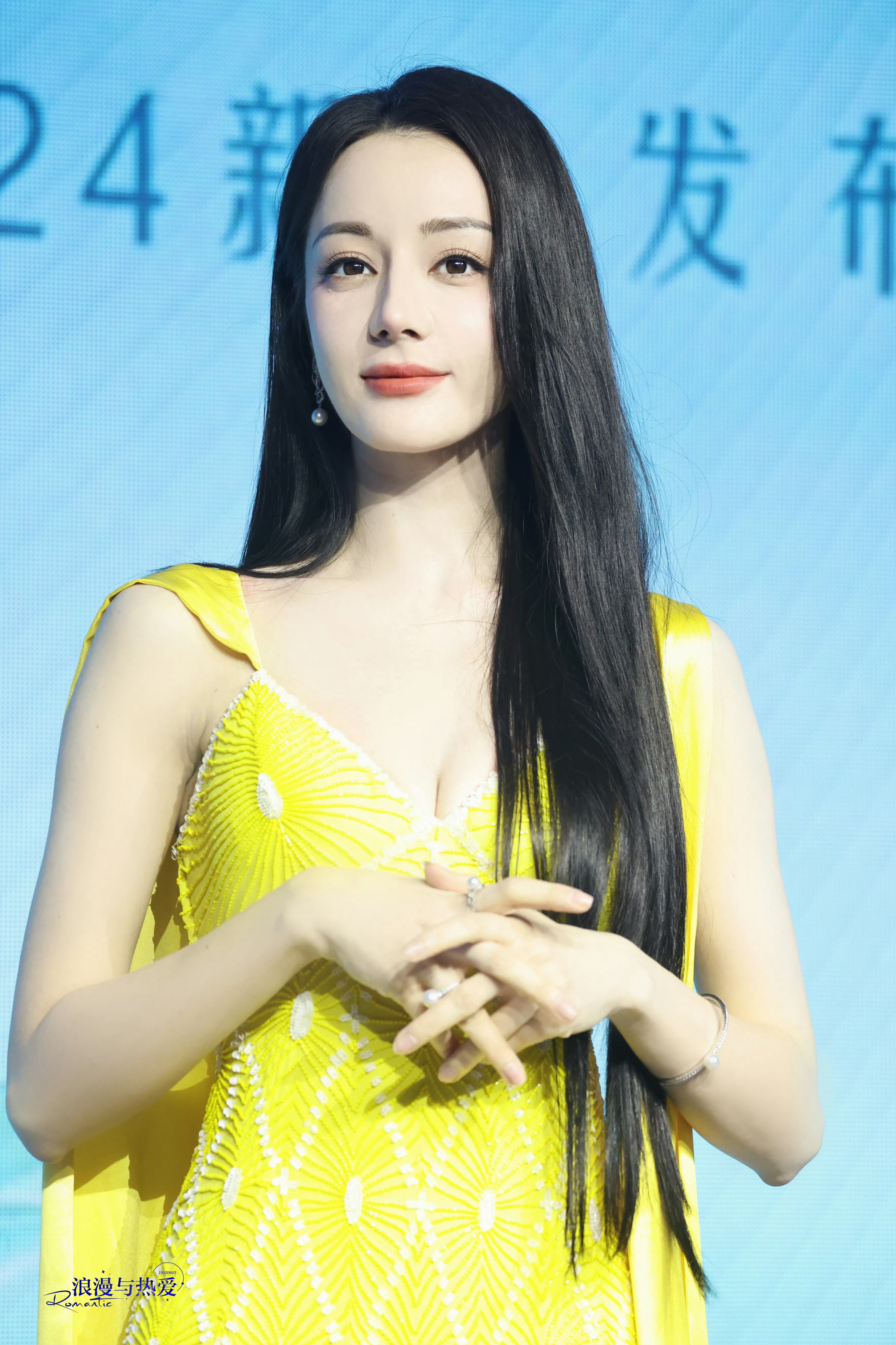 迪丽热巴 长发披肩，妆容精致，性感迷人，让人沉醉。#丰满迷人系列##迪丽热巴柠黄