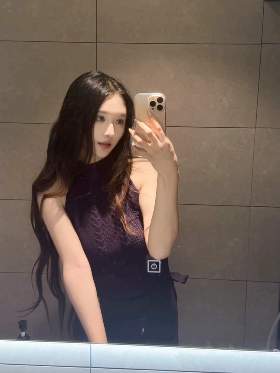 “真是奇怪啊！”铸造厂的监工说，“这颗碎裂的铅心在炉子里熔化不了，我们只能把它扔