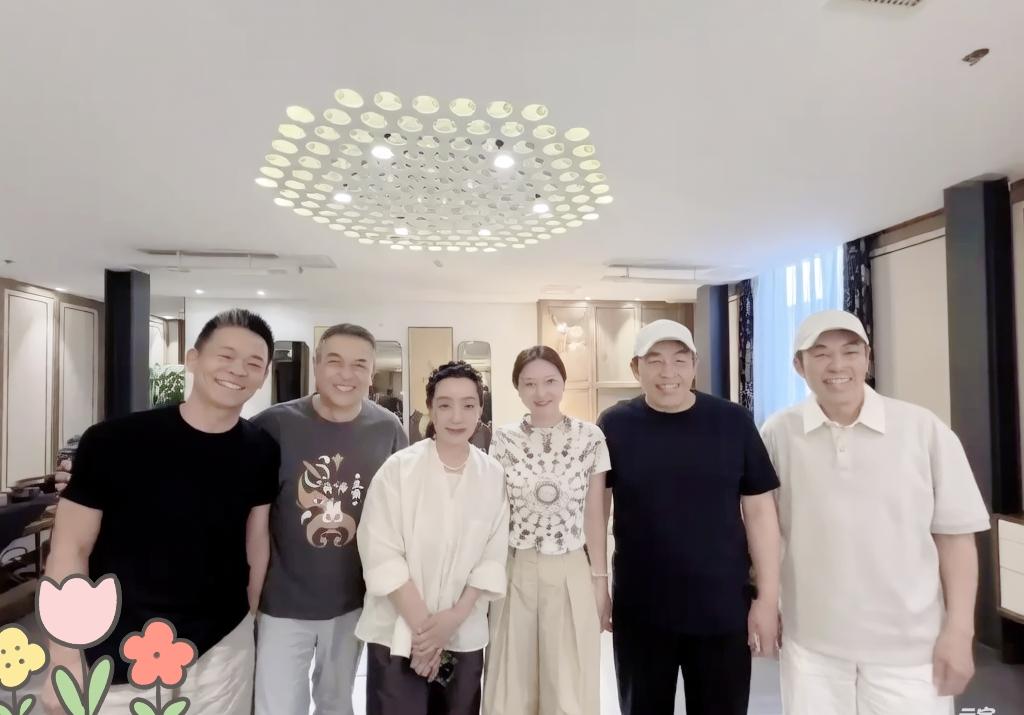76岁的张艺谋，终究败给了岁月！

一张罕见同框照，扯开了老夫少妻残酷的现实。