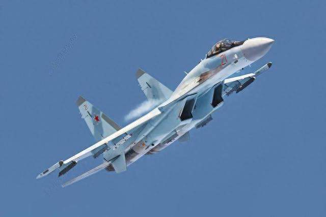 70枚导弹炸基辅，苏35越境，乌防空网崩毁