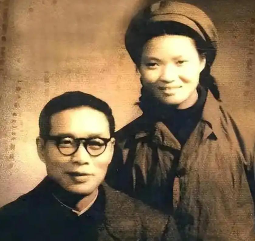 1942 年，沈醉带妻子参加宴会，戴笠却盯着他妻子看个不停，沈醉一惊，回去就对妻