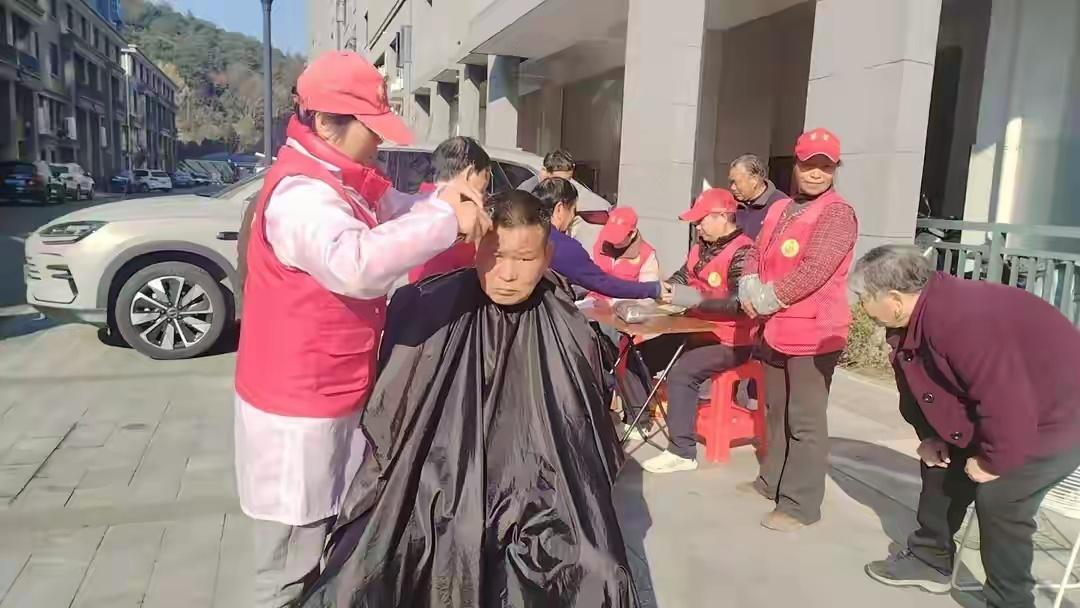 宁波宁海志愿者用行动温暖每一位老人 近日，宁海梅林嘉园暖意融融，志愿者们身穿红马