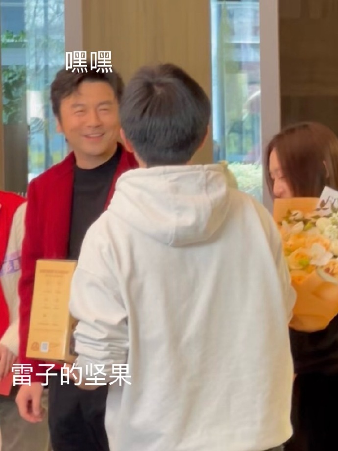 偶遇雷佳音在街头跟路人唠嗑 网友在上海街头偶遇雷佳音，完全没有明星架子，还跟路人