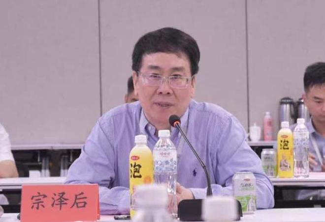 宗馥莉与宗婕莉性格迥异，宗馥莉忍辱负重，致力于公司发展，而宗婕莉则追求私利。面对
