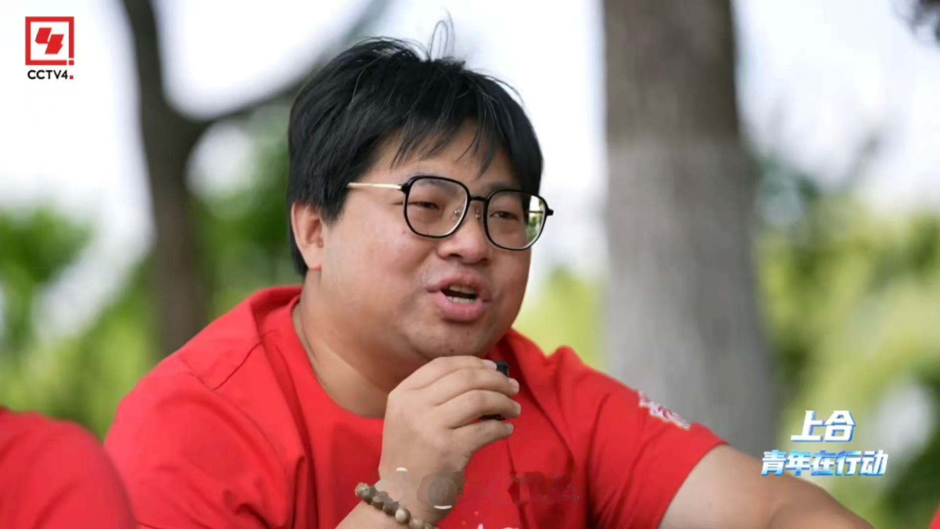 乌兹别克斯坦小伙的苏超球迷速成记想加入苏超常州助威团先会画恐龙 石龙在助威团里可