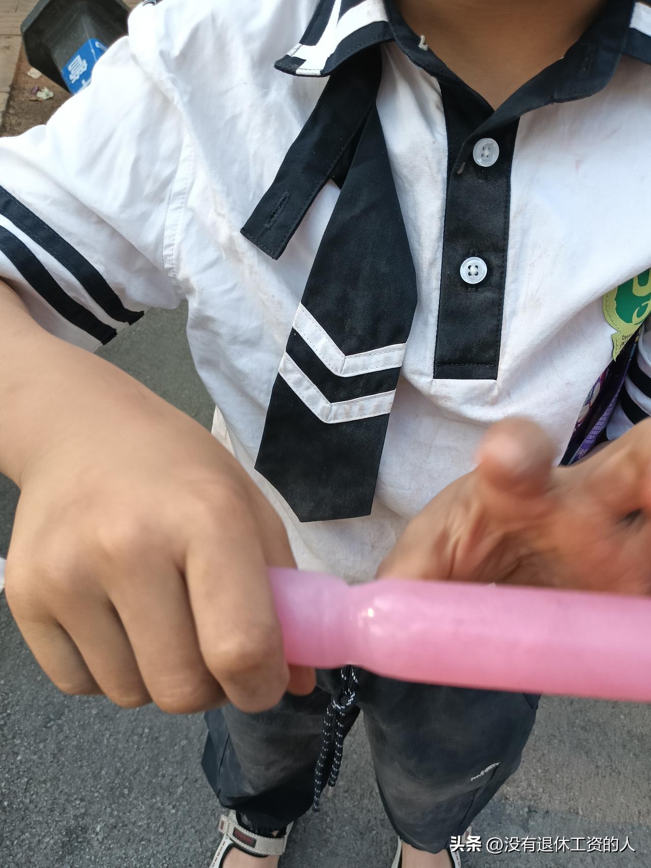 今天遇到一个好笑的事情。

中午去学校接儿子放学，门口的家长很多。时间还有点早，