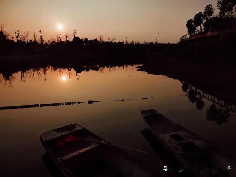 我人生领悟的经典之言是：“烦恼不过夜，健忘才幸福”。生活里烦心事一箩筐，若都记在