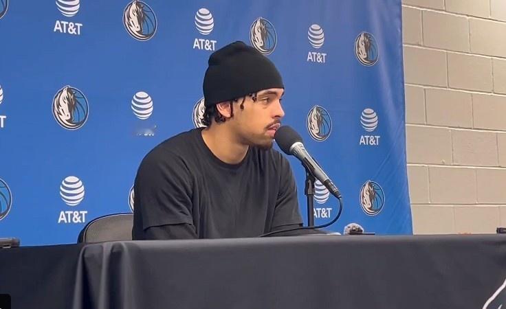 赛后小内姆哈德接受了记者采访。当被问及独行侠是否会将自己的双向合同转化为标准合同