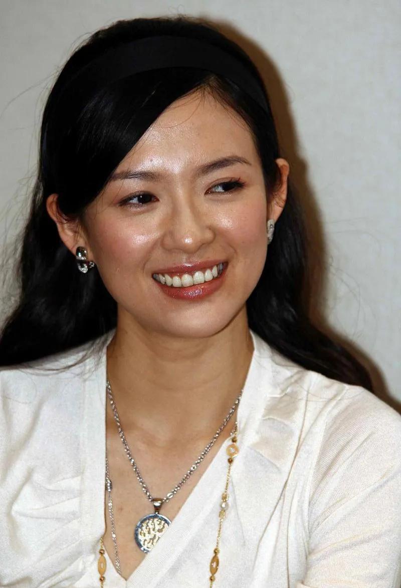 章子怡这两张照片同样都是没修的生图，怎么差别会这么大？是光线和角度的问题吗？大家