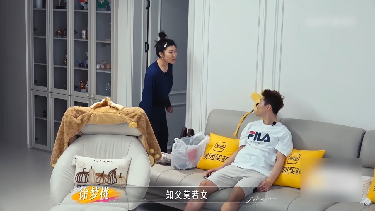 徐梦桃聊自己长相这段徐梦桃对自己颜值全肯定姐姐当家 桃姐认真夸颜值，从骨头到皮肉