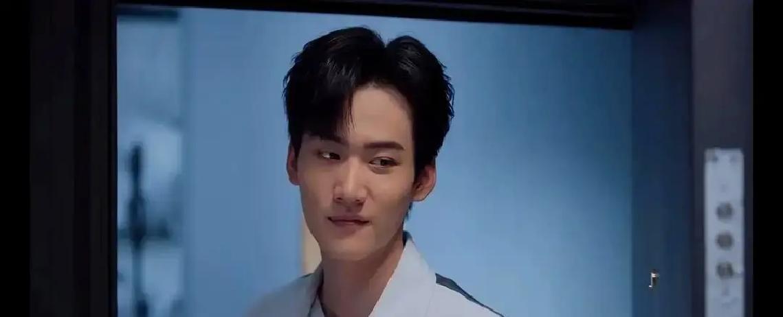 凌晨三点，她删除了和丈夫的五年合影，不是因为恨，而是发现照片里的自己，笑得像个陌