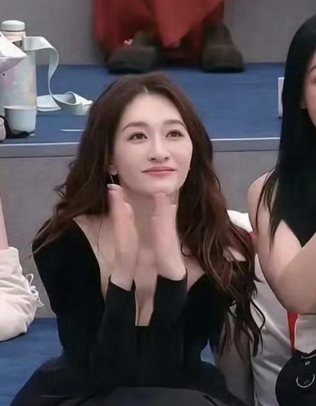 年过50的李小冉是今年浪姐的一大亮点，肤白貌美身形苗条，岁月仿佛在她身上按下了暂