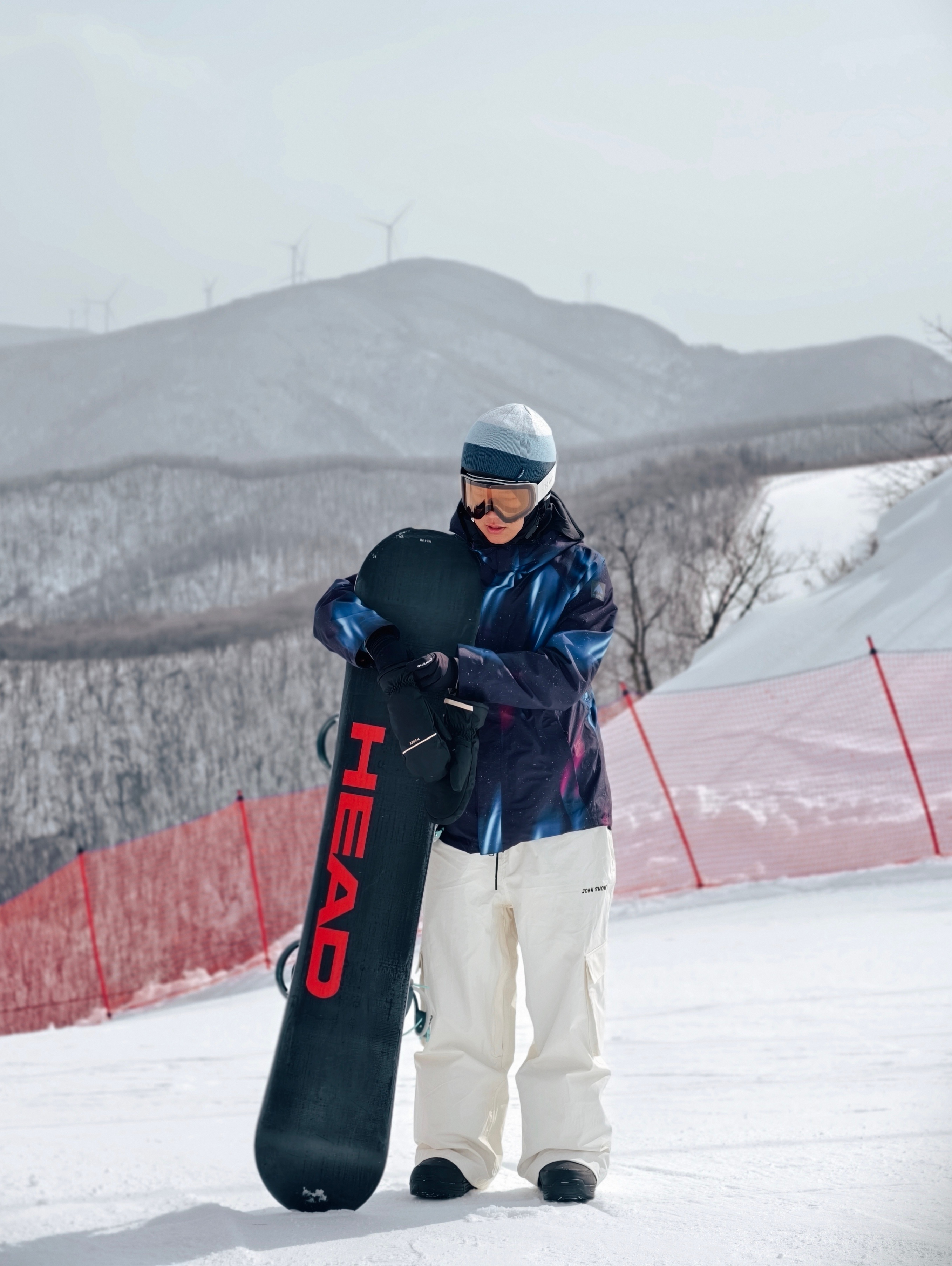 滑雪第二天。🏂依旧找了为路人帮忙拍照，山上-13℃脱下手套按快门真的不好意思麻