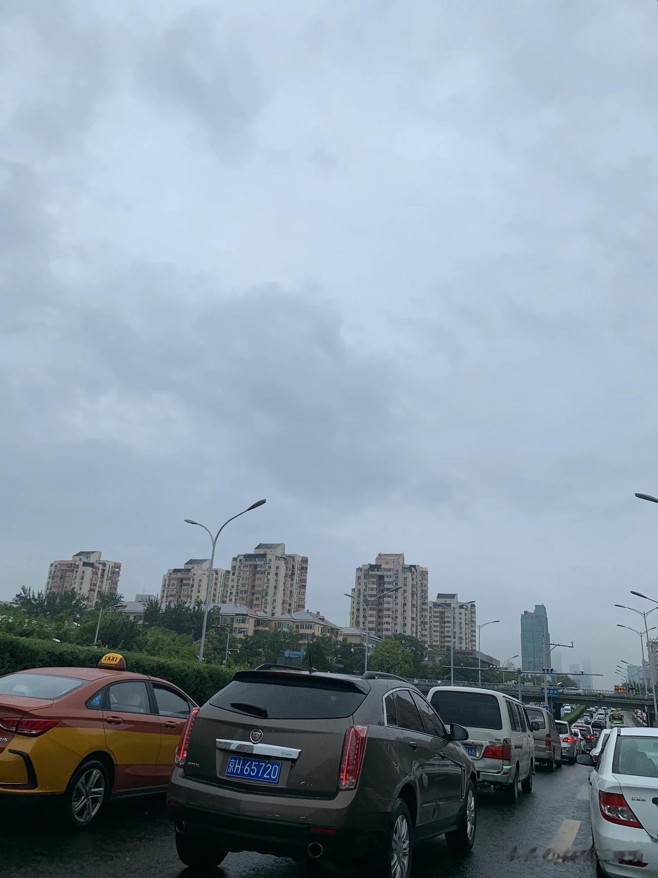 今天北京这交通还有人能管管吗？公交道过了时间，东三环主路辅路一小时走了两公里！