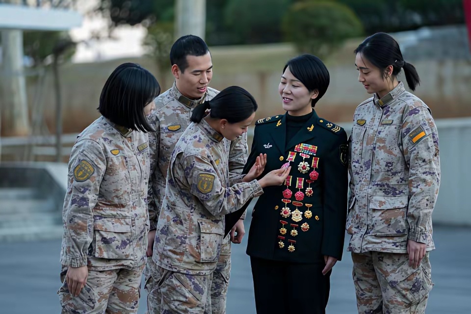 兵王吧！女性能干到三级军士长，很罕见，厉害！希望这样的优秀战士，越来越多！