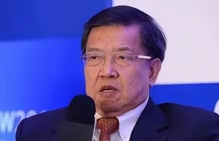 龙永图：暂不讨论中国崛起，先回答三个更重要的问题。第一，什么时候全球的精英会把孩