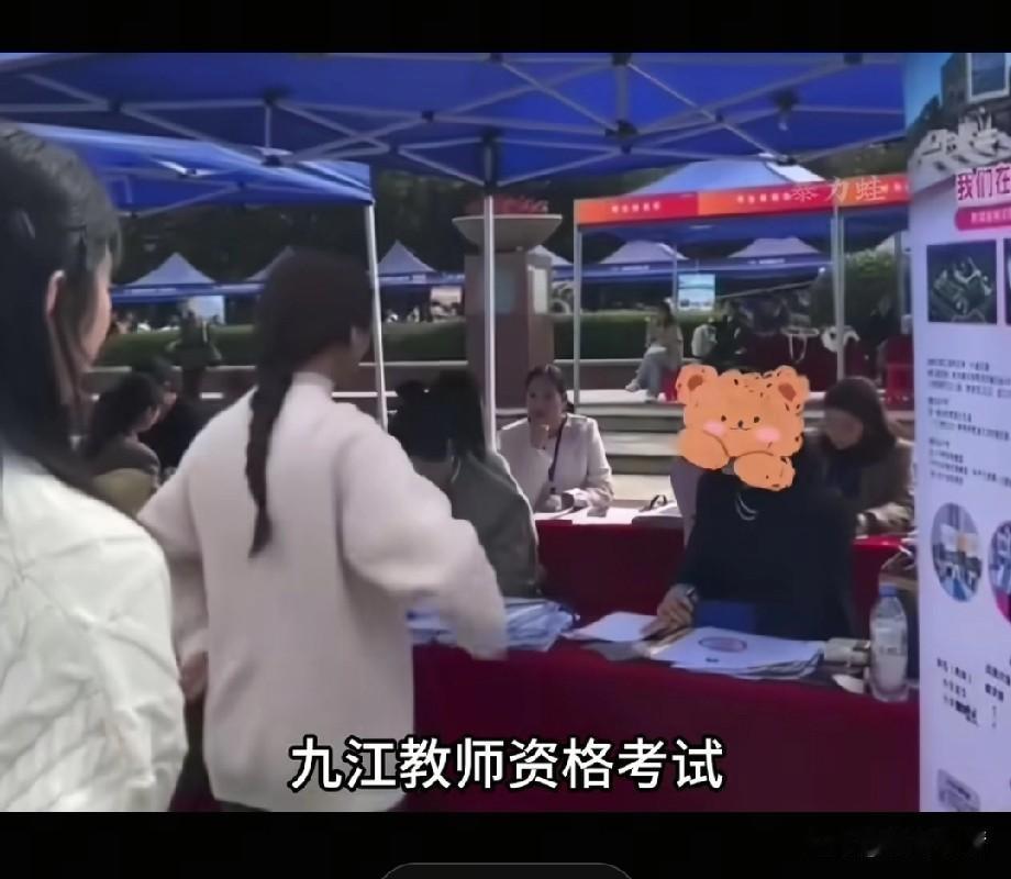 考生手机在雨里淋，
背包放在地上当“沙袋”，
江西九江教资考试某考点这操作真牛！