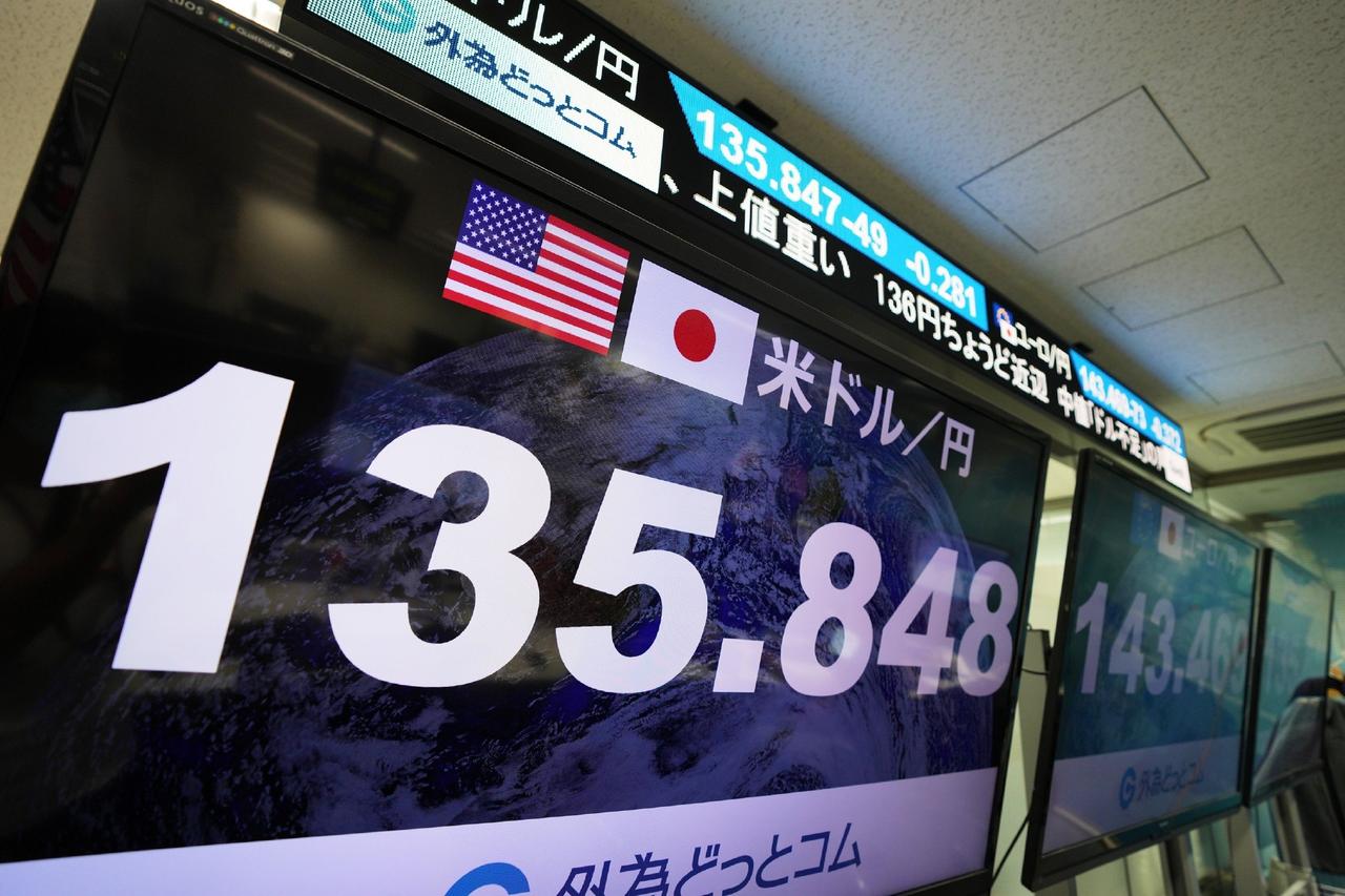 日本接盘万亿美债，表面风光背后全是泪，特朗普这把镰刀挥得够狠！
美国财政部最新数
