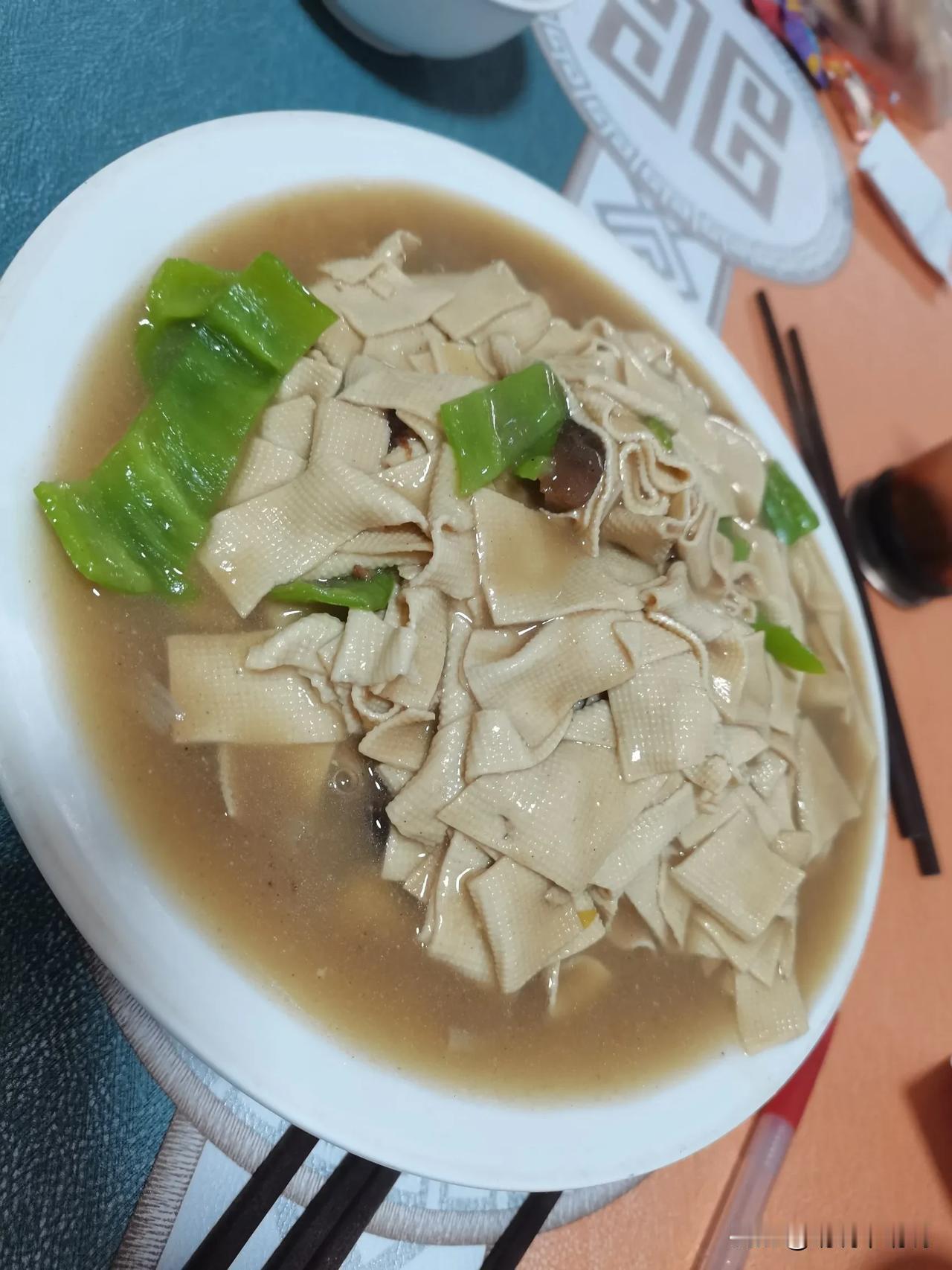 这是我做的尖椒干豆腐，这道菜好吃不贵，滑嫩可口，而且拌米饭很下饭。

四张豆腐皮