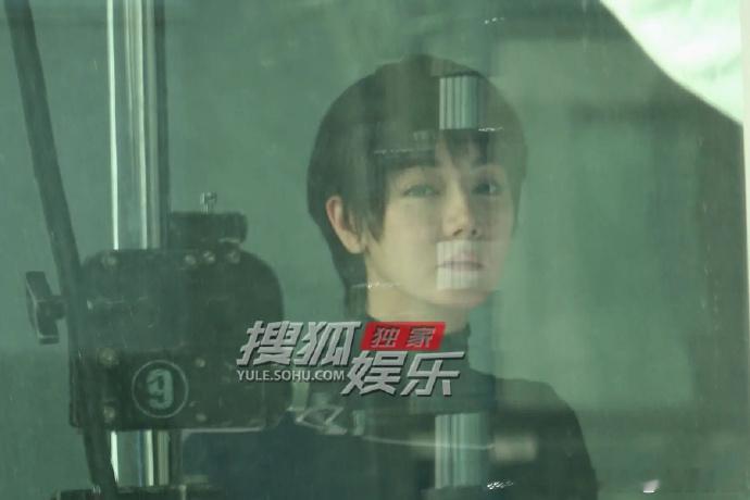 迪丽热巴超短发造型拍摄路透 