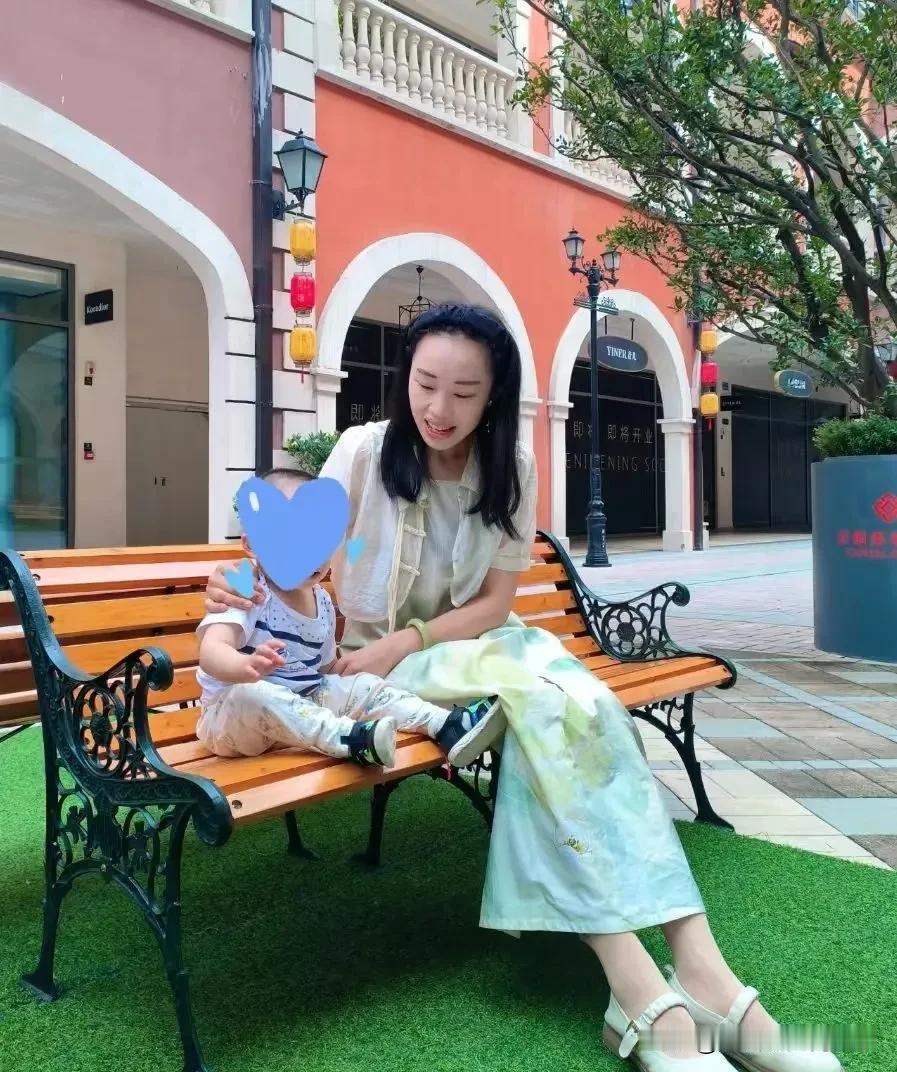 在消费观的背后：四个女人的成长与情感交织

引言

大家好，今天我要分享的，是一