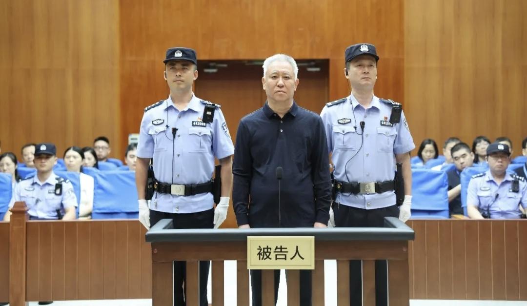 为什么进去一段时间头发、眉毛全白了？