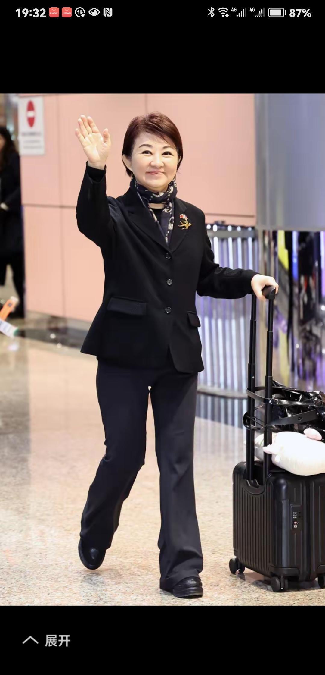同样是窜访，蓝风压倒绿风。卢秀燕在任期间乐乐呵呵去趟美国，刷一波存在感，候友谊在