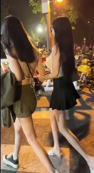 想必很多网友都十分好奇，这扇小铁门背后到底是什么？
在刷短视频的时候，曾经无数次