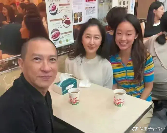 张家辉关咏荷带女儿一起吃路边摊，一家三口长得也太像了 