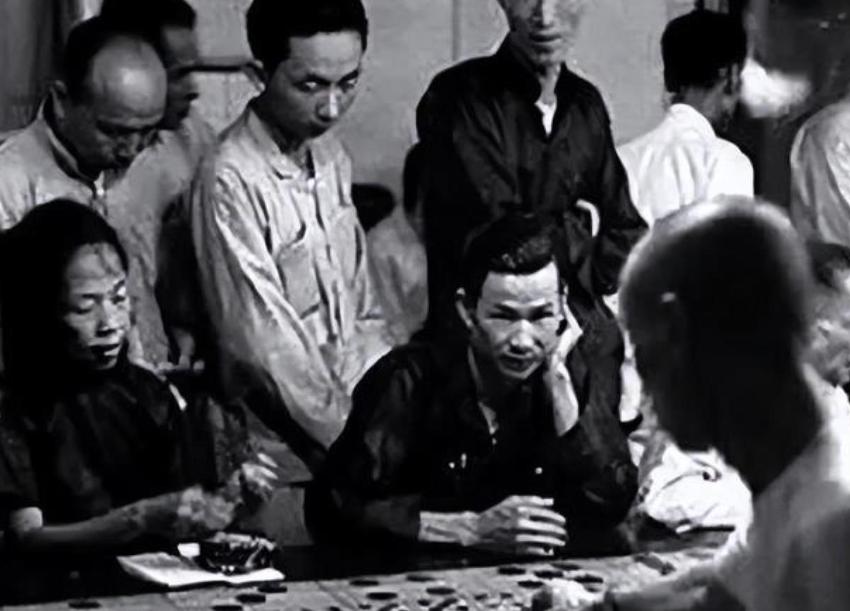 1940年，军统特工张金宝在暗杀了汪伪要员毛羽丰后被捕，落入汪伪76号特务队长吴
