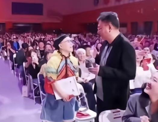 刘纯燕不知道害羞，在女儿婚宴上，主持人问起她有什么遗憾，她笑着说，这辈子最大的遗