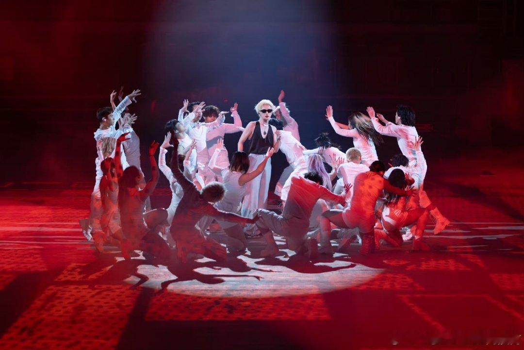 周震南粉丝提前过年了 演唱会舞台炸场还不够，周震南还发124张图宠粉，神仙爱豆加