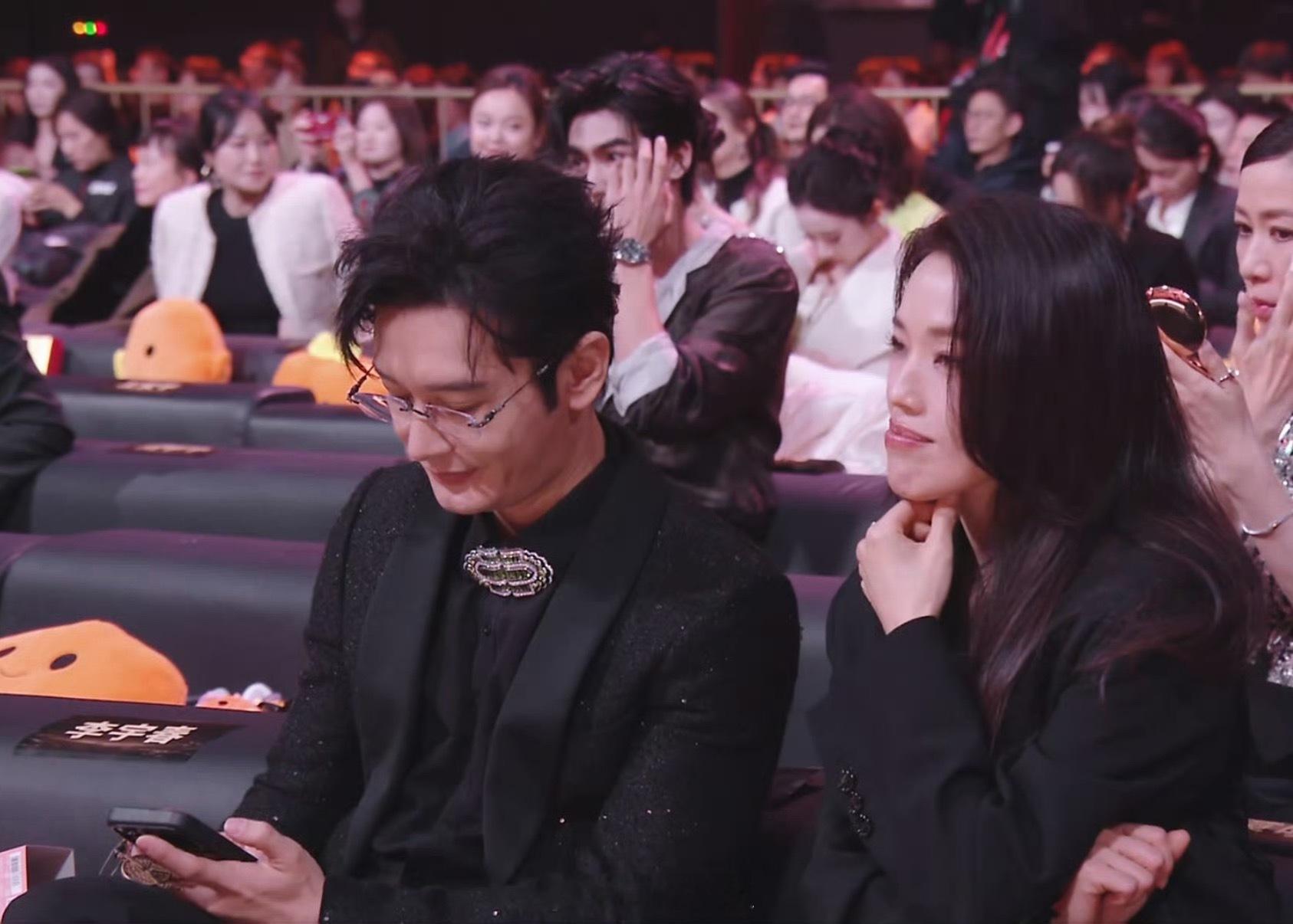 微博之夜内场机圈职业病 看微博之夜一直注意明星在用啥手机