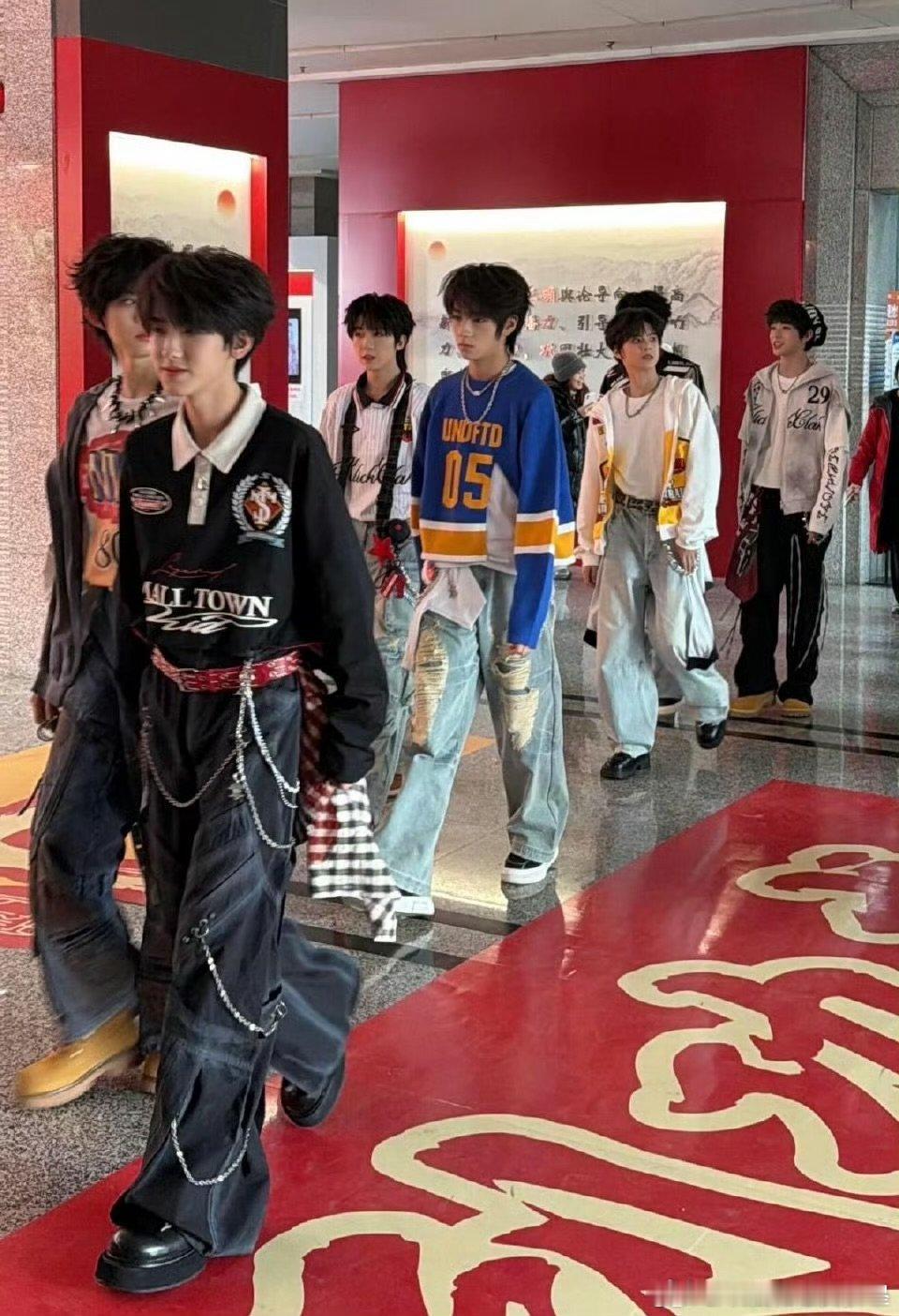 TF四代川渝春晚唱好运来TF四代川渝春晚唱好运来 