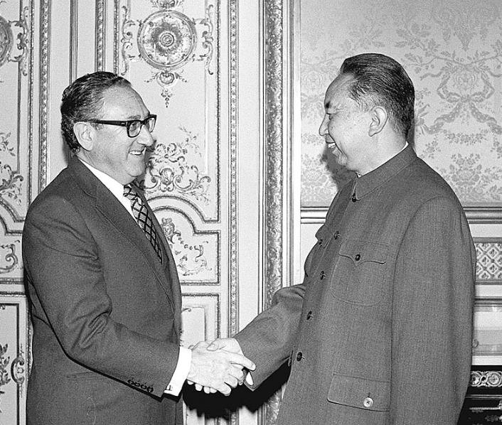 1981年，华国锋退下来后，组织部门专门找到他的秘书曹万贵，桌上摊着好几份调令，