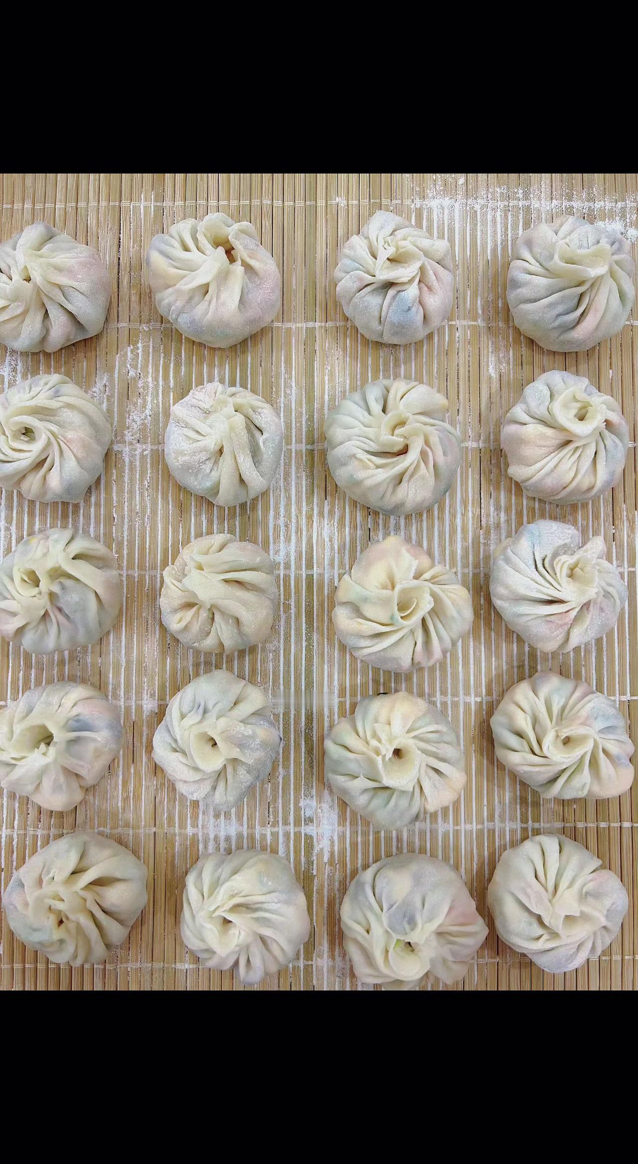 📸蒸笼里藏着烟火宇宙✨ 指尖捏出月牙弯，竹篾上开出白莲花。平凡日子也能蒸出诗意