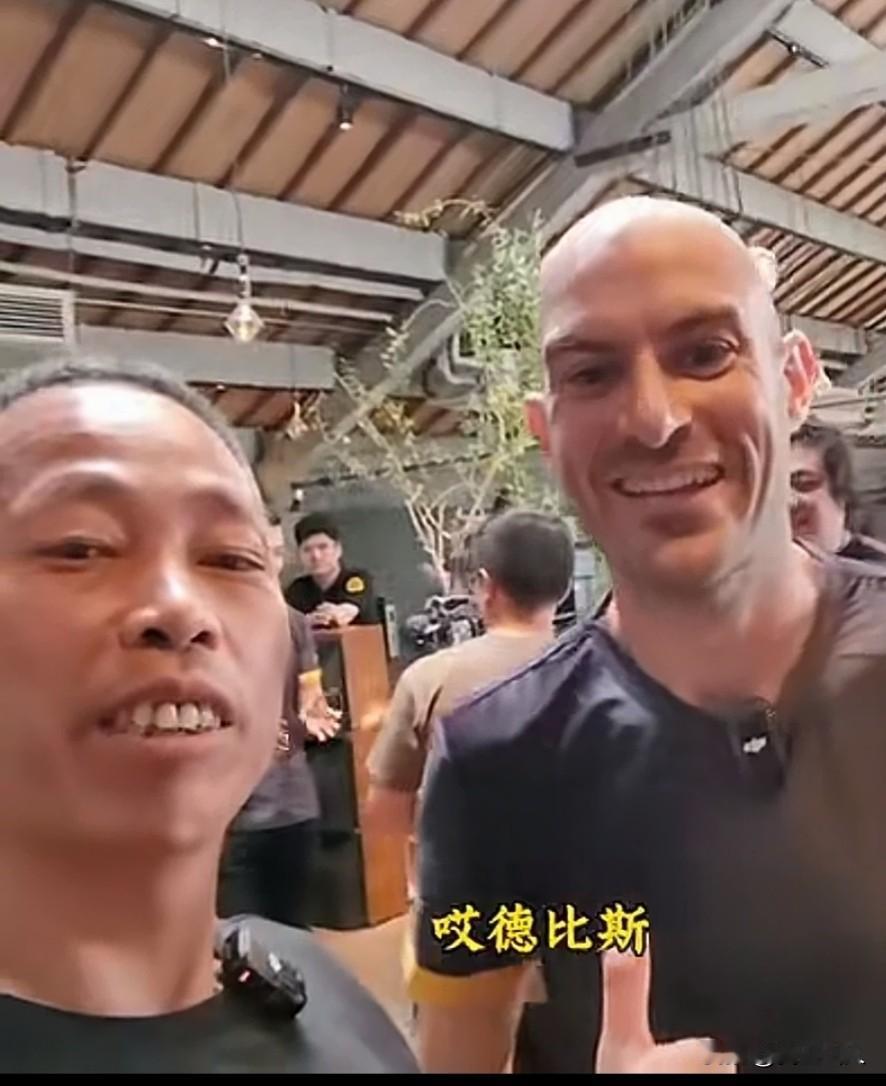 牙哥与德比斯见面了。
牙   哥  :哎！德比斯。我要干你ok吗？
德比斯:好的